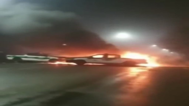 מחסום של הבסיג' באיראן עולה באש  (צילום: רשתות ערביות)