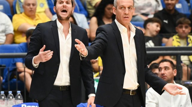 מאמן מכבי תל אביב עודד קטש עם עוזרו גיא פניני (צילום: ברני ארדוב)