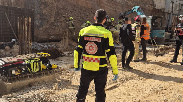 מזירת האירוע שבה נהרג הפועל בנשר (צילום: תיעוד מבצעי מד"א)