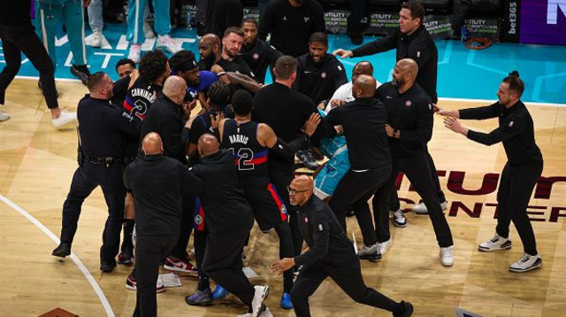 קטטה המונית במשחק בין דטרויט לשארלוט (צילום: GettyImages)