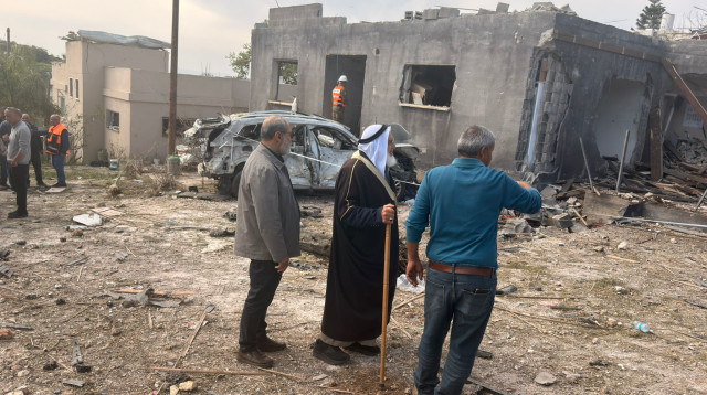 תושבי זרזיר והנזק אחרי פגיעת הטיל האיראני (צילום: בתיה גלעדי)