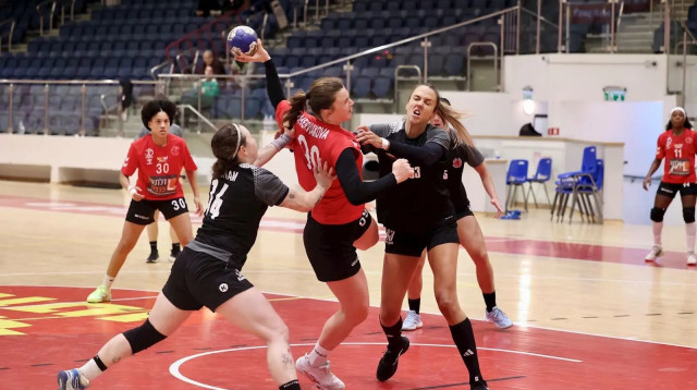 שחקניות הפועל אשדוד בכדוריד מול שחקניות הפועל ראשון לציון (צילום: הדר ואן קולא)