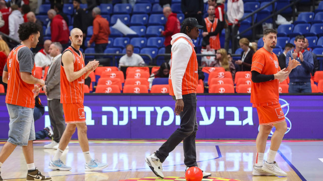 שחקני הפועל תל אביב (צילום: לירון מולדובן)