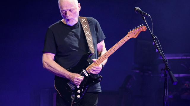 דייוויד גילמור מנגן על גיטרת ה"בלאק סטרט" (צילום: Getty images)