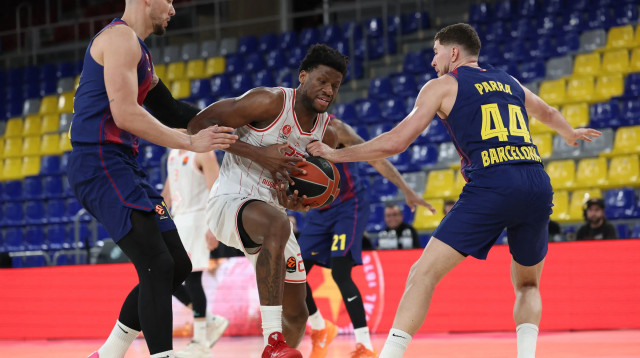 דן אוטורו שחקן הפועל תל אביב בין ז'ואל פארה, ווילי הרננגומס שחקני ברצלונה (צילום: אימג'בנק  GettyImages, LLUIS GENE/AFP)