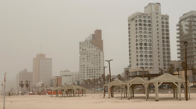 אובך בתל אביב (צילום: אבשלום ששוני)