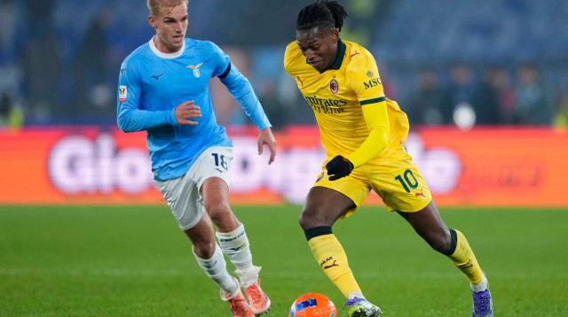 רפאל לאאו שחקן מילאן מול גוסטב איסקסן שחקן לאציו (צילום: GettyImages, Danilo Di Giovanni)