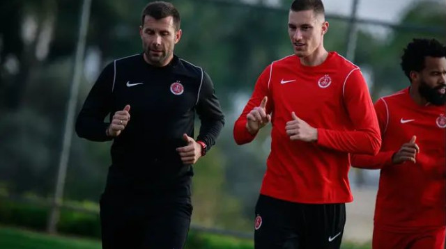 אנדריאן קרייב עם דושאן מאטוביץ' במחנה האימונים (צילום: אתר רשמי, הפועל תל אביב)