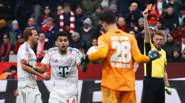 השופט כריסטיאן דינגרט שולף כרטיס אדום לעבר לואיס דיאס שחקן באיירן מינכן (צילום: רויטרס)