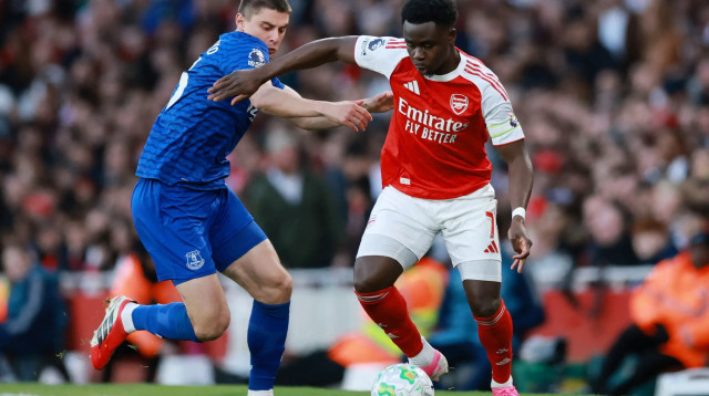 בוקאיו סאקה שחקן ארסנל מול ויטלי מיקולנקו שחקן אברטון (צילום: רויטרס)