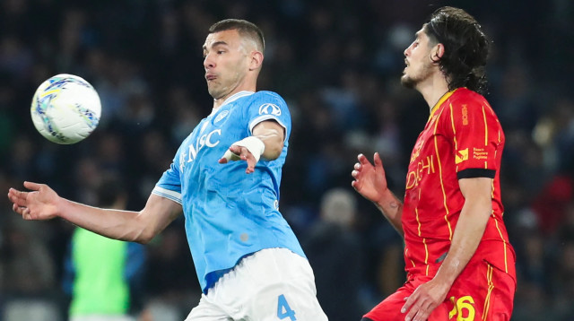 עומרי גאנדלמן שחקן לצ'ה מול אלסנדרו בונג'ורנו שחקן נאפולי (צילום: אימג'בנק  GettyImages, CARLO HERMANN/AFP)