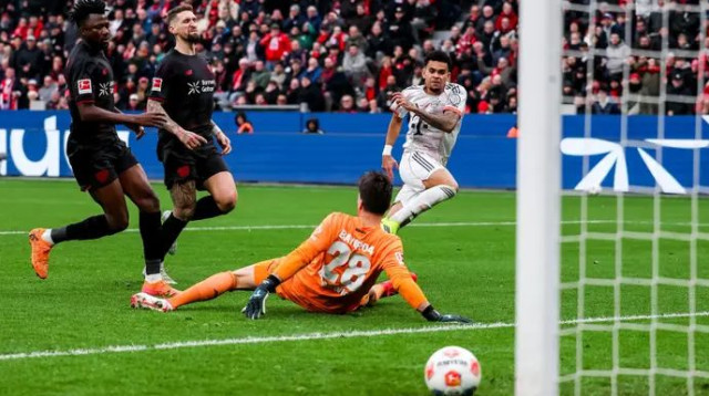 השווה ולאחר מכן הורחק. לואיס דיאס (צילום: אימג'בנק  GettyImages, Rene Nijhuis/MB Media)