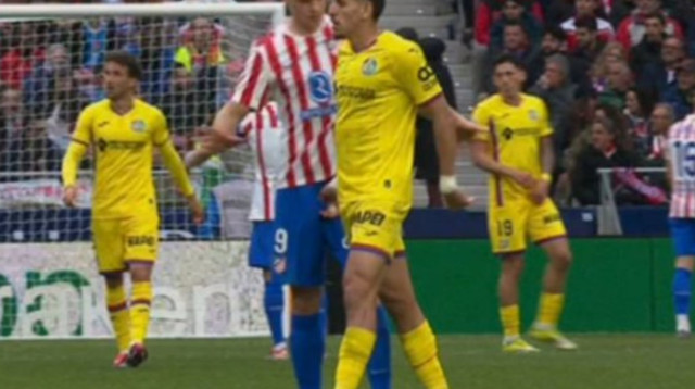 אקבאר מושך באשכיו של סורלות' (צילום: צילום מסך, X (טוויטר))