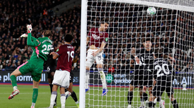 קוסטאס מברופאנוס שחקן ווסטהאם נוגח לרשת מנצ'סטר סיטי (צילום: GettyImages, IAN KINGTON/AFP)