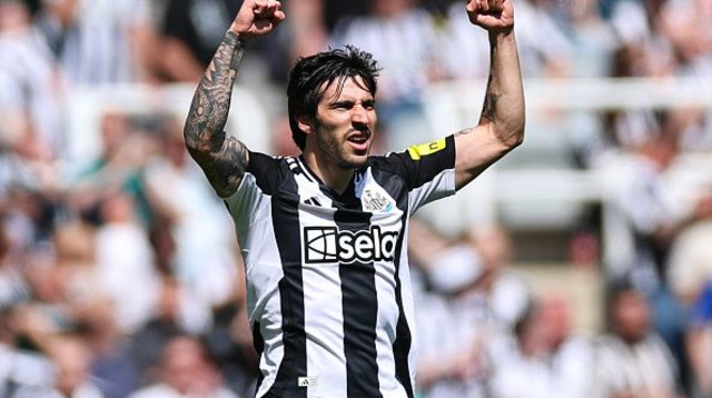 סנדרו טונאלי במדי ניוקאסל (צילום: Robbie Jay Barratt - AMA)