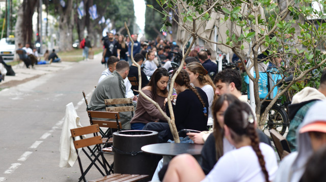 בית קפה בתל אביב בזמן המלחמה עם איראן (צילום: אבשלום ששוני)