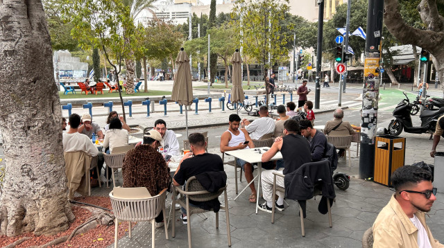 בית קפה בתל אביב בזמן המלחמה עם איראן (צילום: אבשלום ששוני)