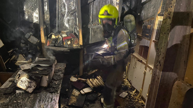 שריפה בבית כנסת ברמלה (צילום: דוברות כיבוי והצלה)