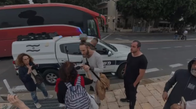 רועי סטאר מציק למפגינה (צילום: צילום מסך,עפרי איתן)