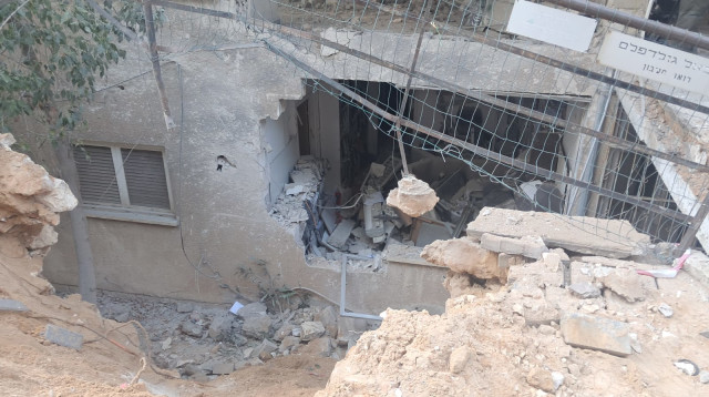 זירת נפילת טיל איראני ברמת גן (צילום: משה כהן)