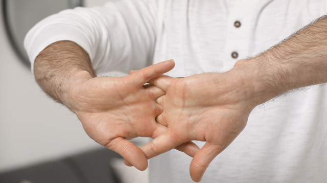 פיצוח מפרקים, אילוסטרציה (צילום: שאטרסטוק)