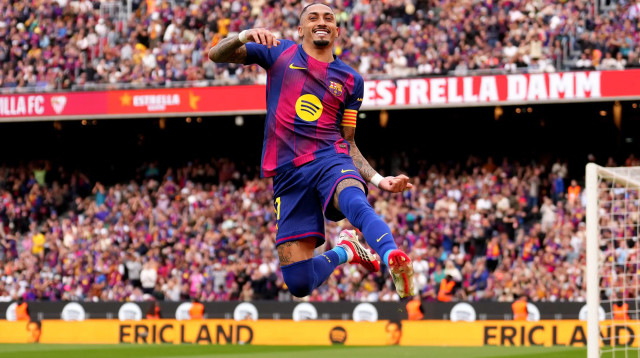 ראפיניה שחקן ברצלונה חוגג את השני מול סביליה (צילום: GettyImages)