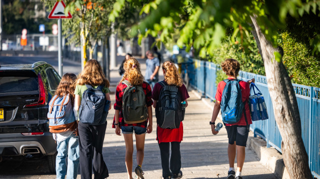 תלמידים בדרכם לבית ספר (צילום: חיים גולדברג פלאש 90)