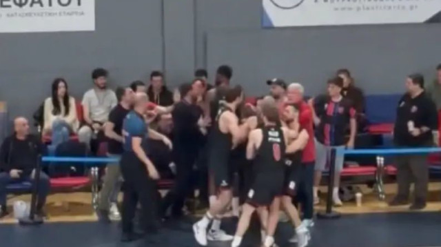 אוון פורניה תוקף אוהד במשחקה של אולימפיאקוס (צילום: צילום מסך, מתוך באסקטניוז)