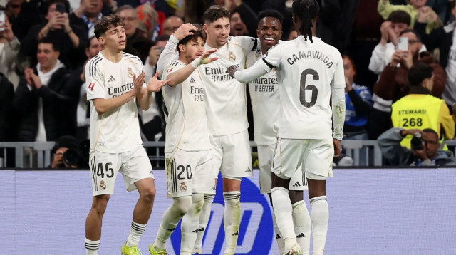 שחקני ריאל מדריד חוגגים עם פדריקו ואלוורדה (צילום: רויטרס)