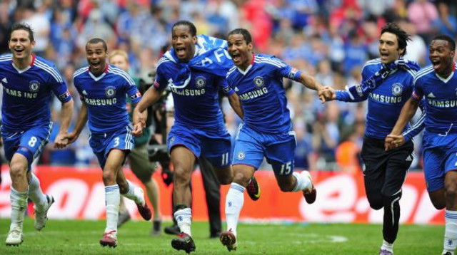 שחקני צ'לסי חוגגים את הזכייה בגביע האנגלי בעונת 2009/10 (צילום: Clive Mason)