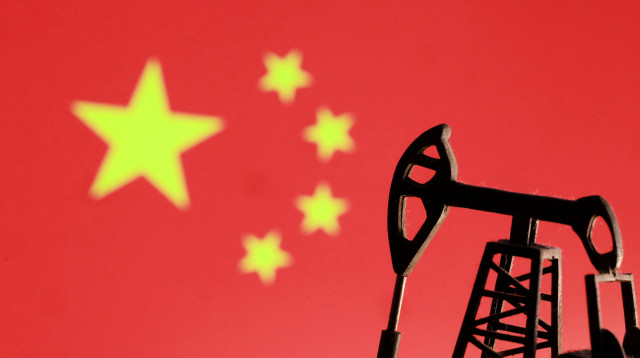 דגל סין, משאבת נפט (צילום: רויטרס)