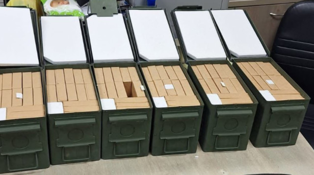 ארגזי תחמושת הוסתרו ליד בית ספר (צילום: דוברות המשטרה)