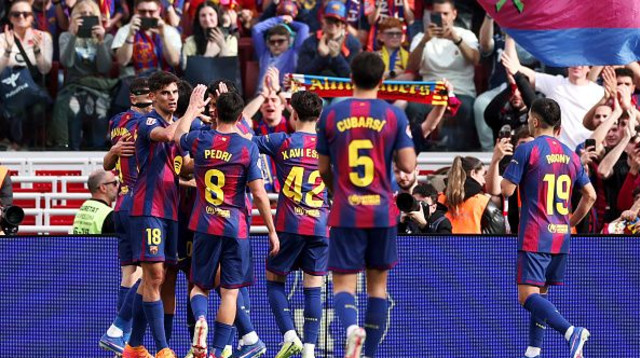 שחקני ברצלונה חוגגים מול סביליה (צילום: Soccrates Images)