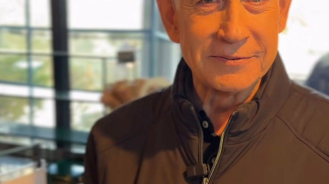 בנימין נתניהו בבית הקפה (צילום: אינסטגרם)