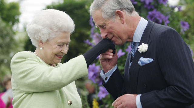 המלך צ'ארלס השלישי ואימו המלכה אליזבת (צילום: Sang Tan/WPA Pool/Getty Images)