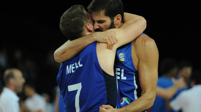 עומרי כספי עם גל מקל (צילום: GettyImages, SYLVAIN THOMAS/AFP)