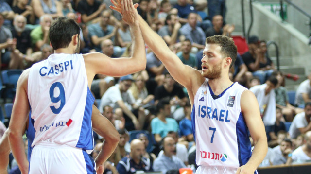 גל מקל עם עומרי כספי (צילום: עדי אבישי)