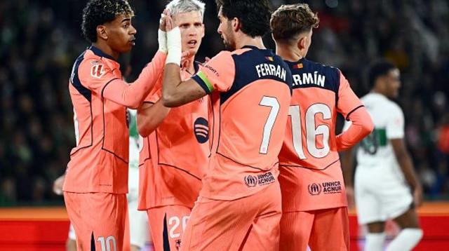 שחקני ברצלונה חוגגים מול אלצ'ה (צילום: JOSE JORDAN)