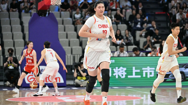הכדורסלנית הסינית ז'אנג זי יו (צילום: GettyImages, ADEK BERRY/AFP)