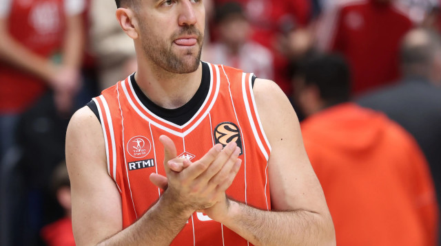 שחקן הפועל תל אביב ואסילייה מיציץ' (צילום: דני מרון)