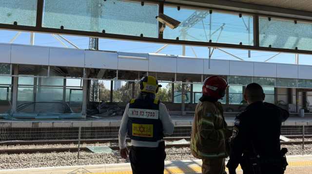 הפגיעה בתחנת הרכבת בחולון (צילום: תיעוד מבצעי מד"א)