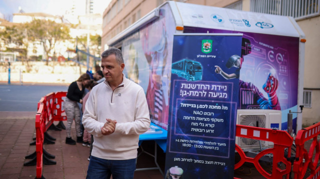 שאמה הכהן וניידת החדשנות  (צילום: עיריית רמת גן)