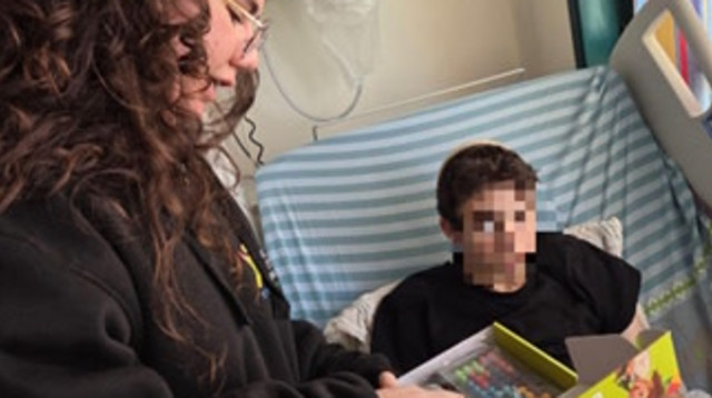  בת שירות של "סאסא סטון" בביה"ח העמק מעבירה הפעלה לילד מאושפז (צילום: מרכז חינוכי העמק)