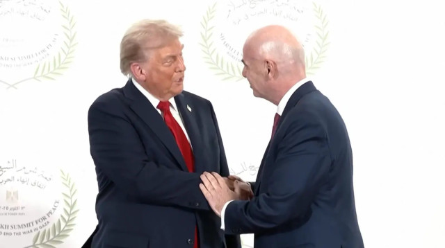 נשיא פיפ"א נפגש עם נשיא ארצות הברית טראמפ, בשארם א-שייח, מצרים. (צילום: צילום מסך, רויטרס)