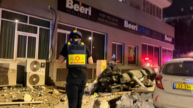 זירת הנפילה ברמת גן (צילום: מד"א)