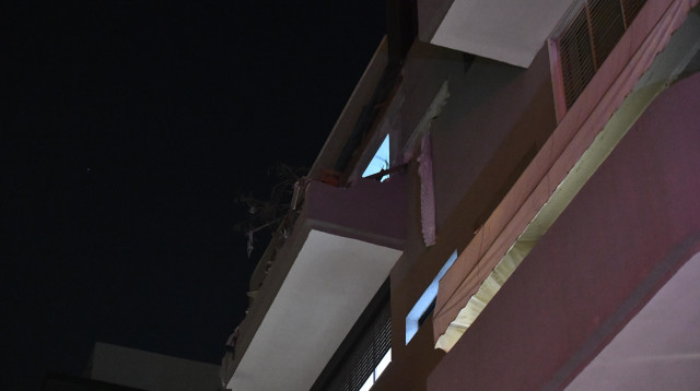 מרפסת דירתם של הזוג אשר נהרג ברמת גן בעקבות פגיעת הטיל האיראני (צילום: אבשלום ששוני)