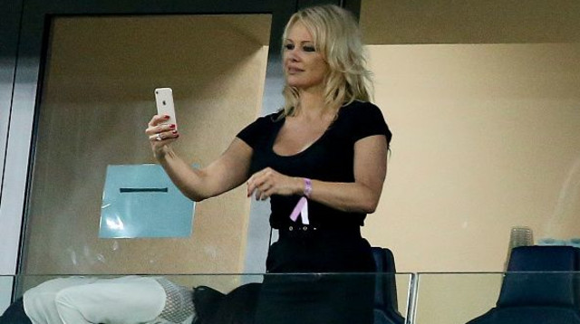 פמלה אנדרסון ביציע הכבוד (צילום: Jean Catuffe/Getty Images)