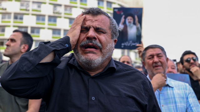 איראני בוכה (צילום:  ATTA KENARE/AFP via Getty Images)