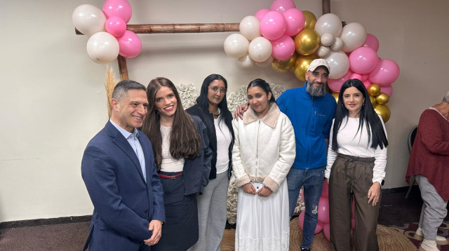 גם רוביק דנילוביץ הגיע. אירוע בת המצווה של הודיה אבסקר (צילום: באדיבות המשפחה)