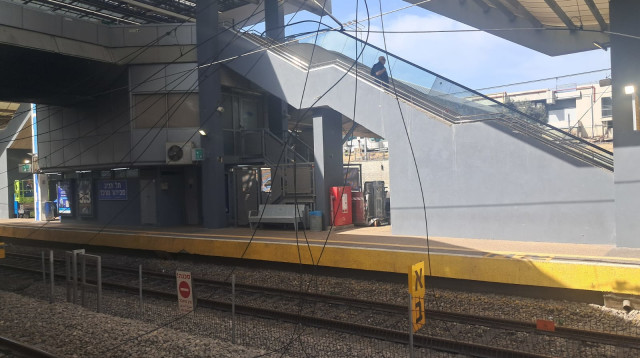 הנזק ברכבת סובידור (צילום: אבשלום ששוני)